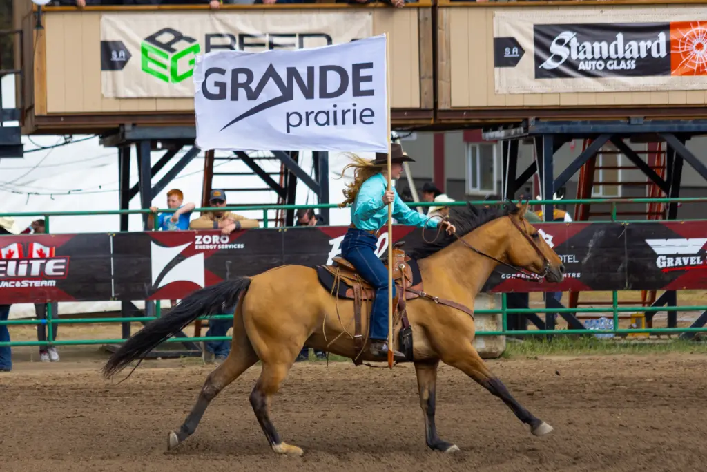 event_stompede_flags_25_08 Stompede horse rider with Grande Prairie flag